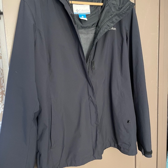 Columbia Windbreaker Jacket - Black with Hood and Velcro Closures - Picture 5 of 15